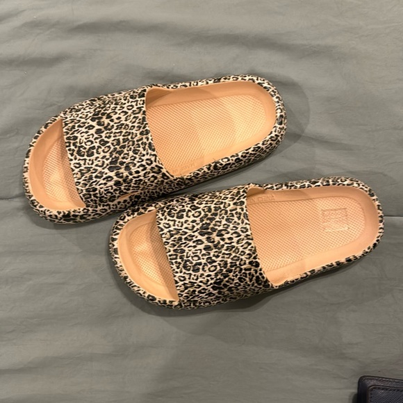 Leopard Print Pillow Sandals - Picture 3 of 3